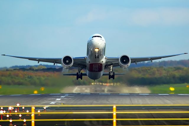 BOEING 777-300 (A6-EGQ)