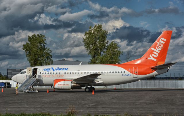 Boeing 737-500 (C-GANU)