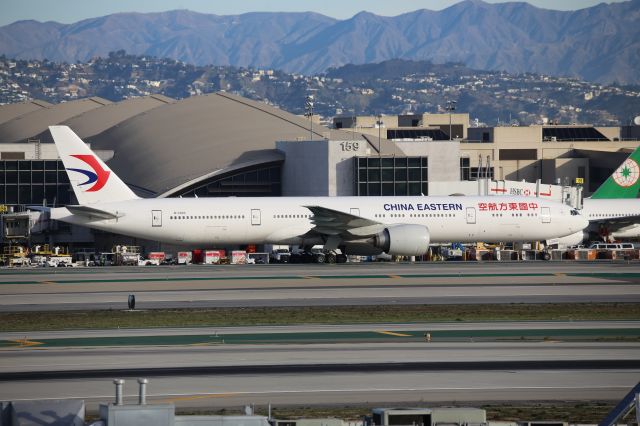 BOEING 777-300 (B-2003)