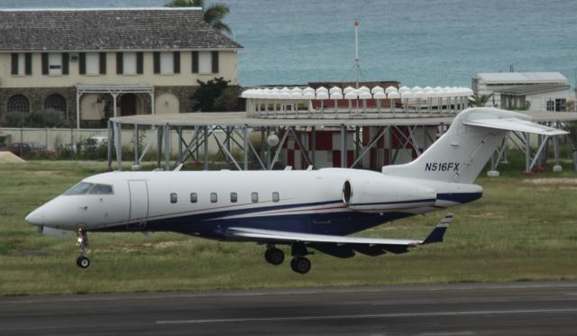 Bombardier Challenger 300 (N516FX)