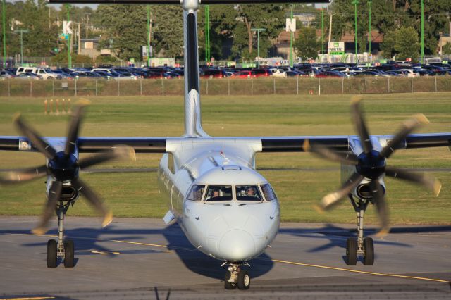 de Havilland Dash 8-400 (C-FSRW)