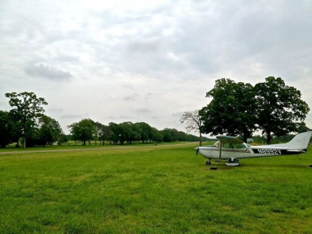 Cessna Skyhawk (N8992V) - Tailwind Airpark - A beautiful day to defy gravity!