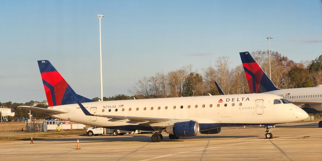 EMBRAER 175 (long wing) (N236JQ)