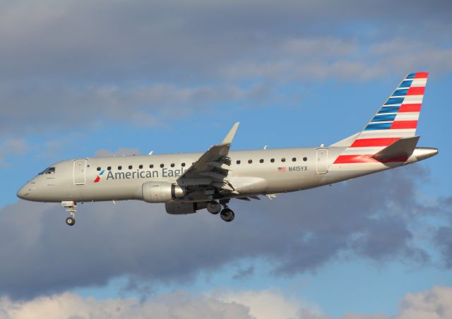 Embraer 170/175 (N415YX)