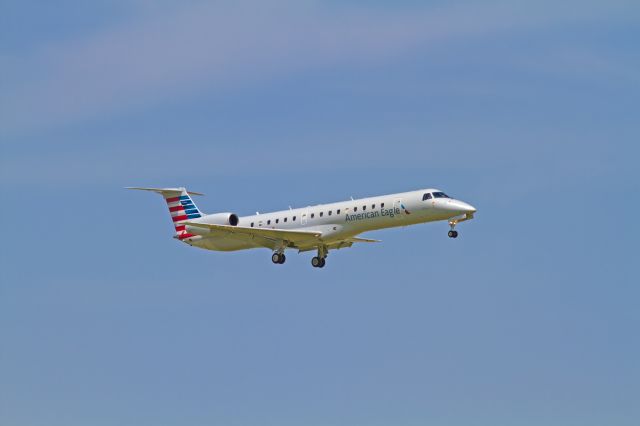 Embraer ERJ-145 —