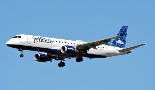 Embraer ERJ-190 (N178JB) - Seconds from landing, Mar. 2020.