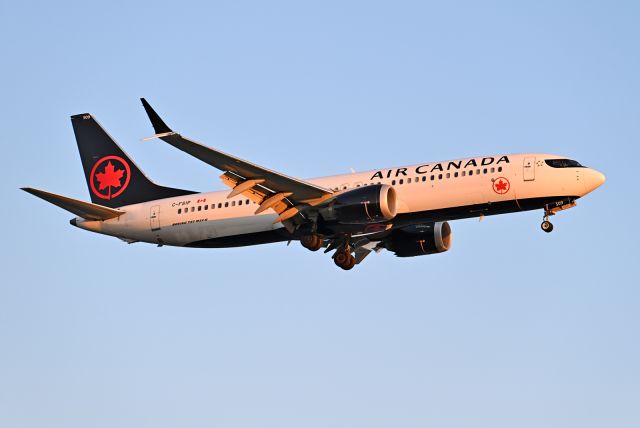 Boeing 737 MAX 8 (C-FSIP)