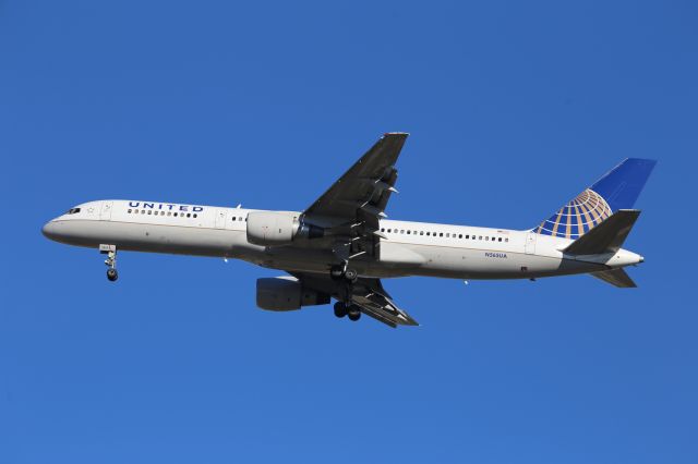 Boeing 757-200 (N565UA)