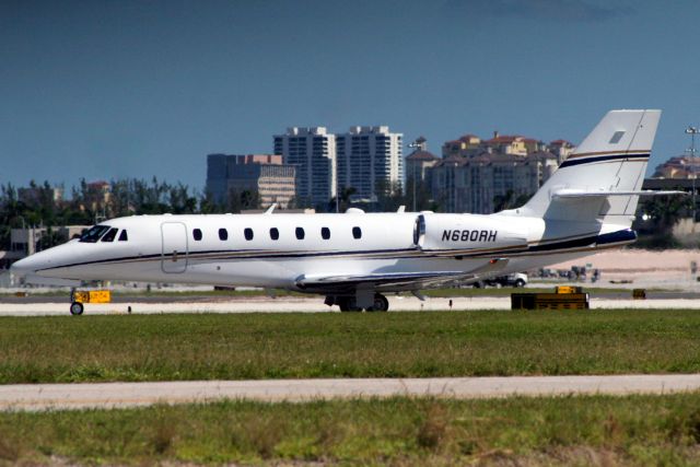 Cessna Citation Sovereign (N680RH) - Lining up to depart rwy 10L on 1-Nov-17.
