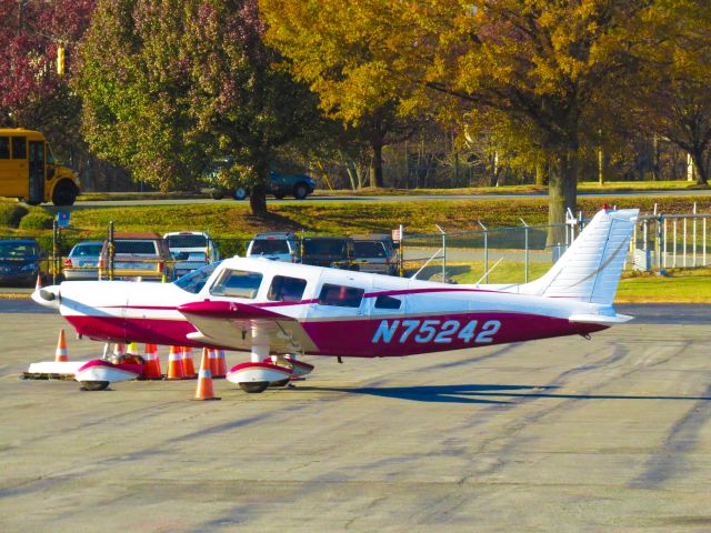 Piper Cherokee (N75242)