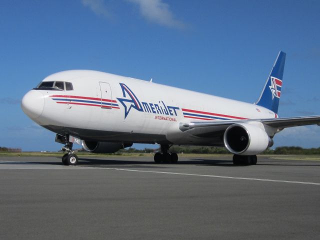 BOEING 767-200 (N741AX)