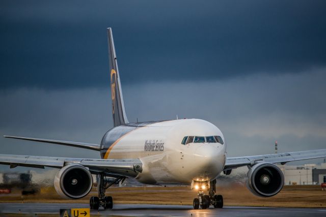 BOEING 767-300 (N330UP)