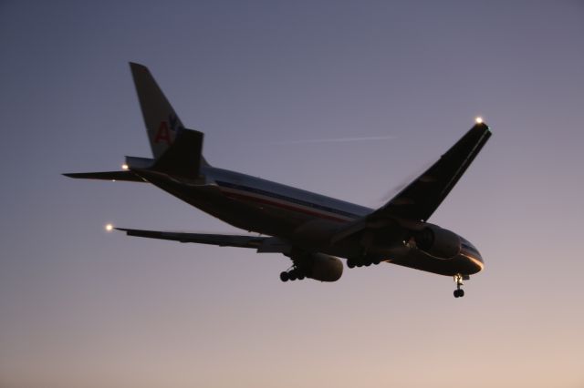 Boeing 777-200 —