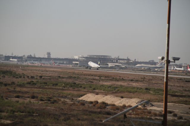 Airbus A320 (XA-VLE) - FINAL APPROACH 27 MMTJ