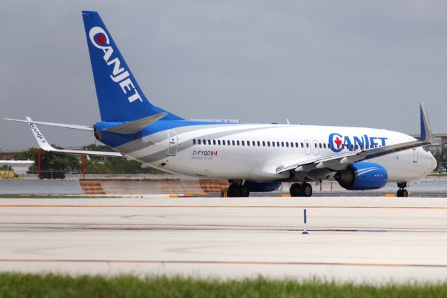 Boeing 737-700 (C-FYQO)