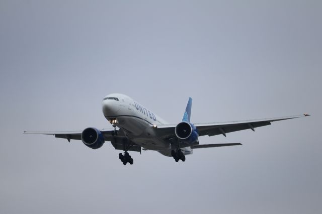 Boeing 777-200 (N77012) - Raiders-chartered 777-224ER in UAL's new colors thundering in for a landing