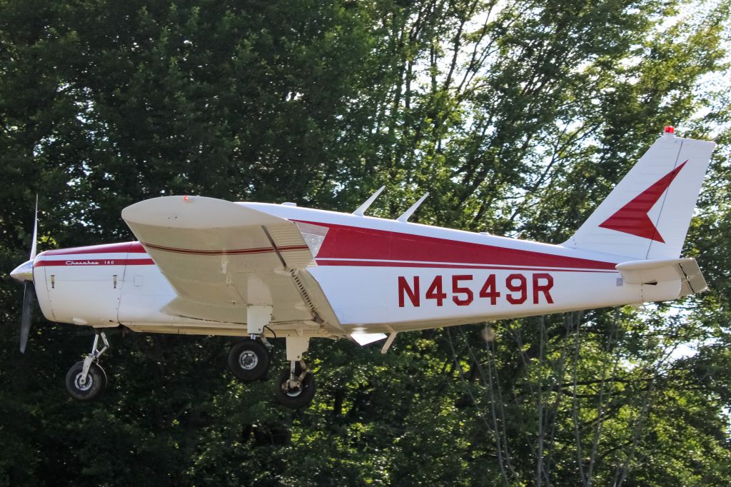 Piper Cherokee (N4549R) - N4549R landing into 4G2