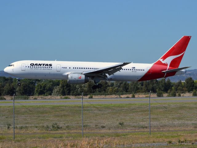 BOEING 767-300 (VH-ZXF)