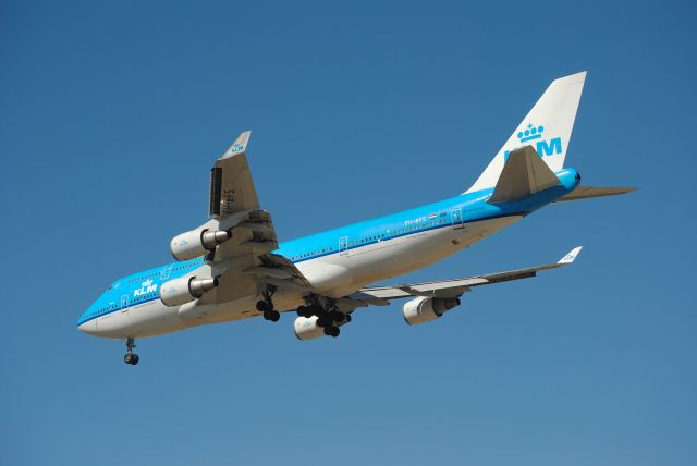 Boeing 747-400 (PH-BFS) - KLM Boeing 747-406M on final for Runway 26L at KIAH. 