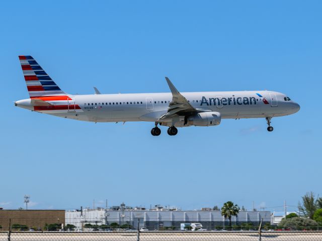 Airbus A321 (N151AN) - N151AN br /A321 CN:6840 br /AAL68 LAX-MIA br /2017-05-03 KMIA RWY 9