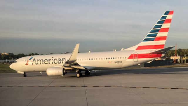 Boeing 737-800 (N958NN)