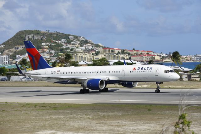 Boeing 757-200 (N687DL) - Delta N687DL on full throttle departing St Maarten