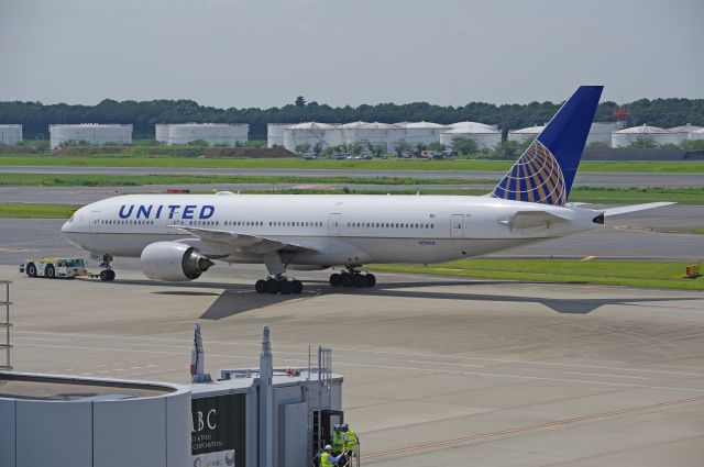 Boeing 777-200 (N214UA)