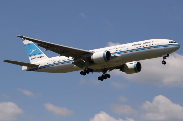 Boeing 777-200 (9K-AOA)