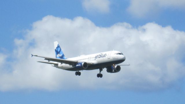 Airbus A320 (N646JB)