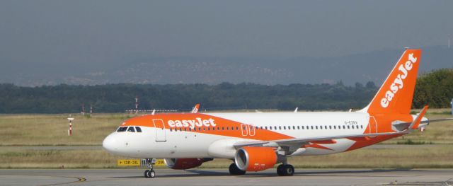 Airbus A320 (G-EZRV)