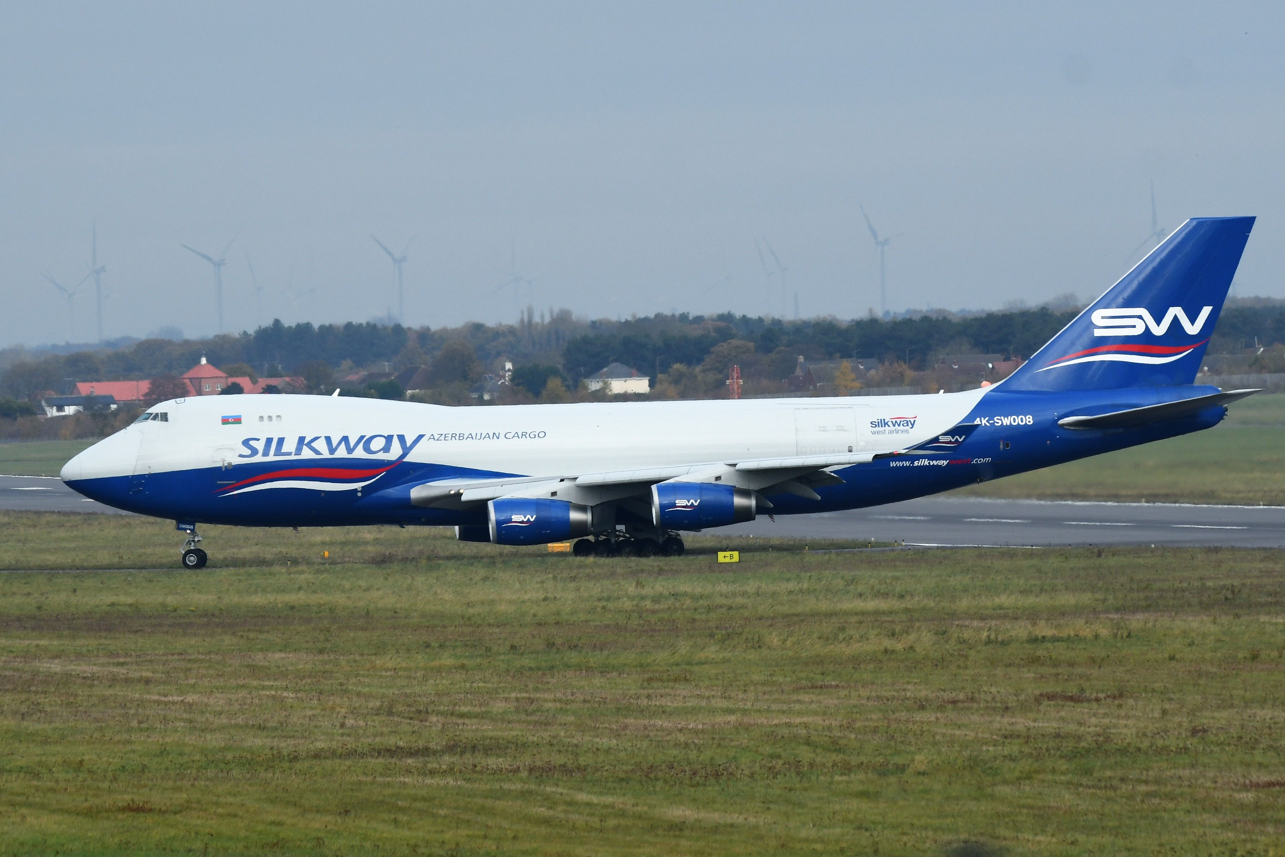 Boeing 747-400 (4K-SW008)