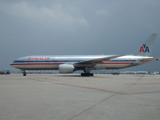 Boeing 777-200 —