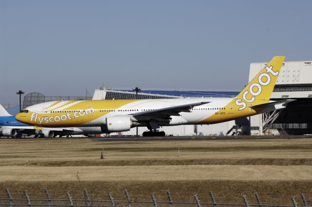 Boeing 777-200 (9V-OTC) - Departure at Narita Intl Airport Rwy34L on 2012/12/11