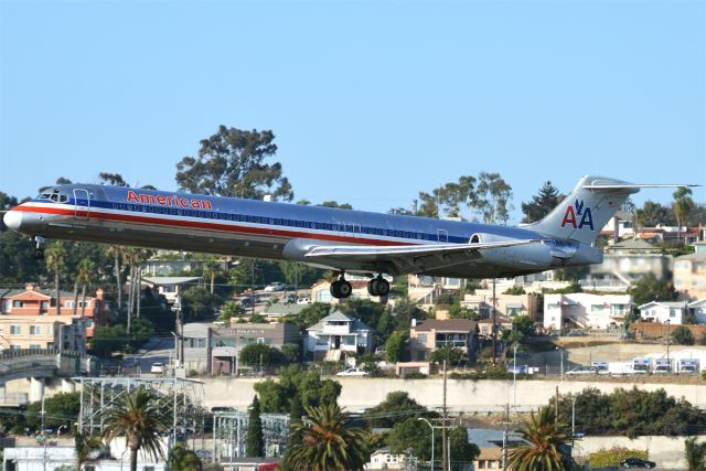 McDonnell Douglas MD-82 (N573AA)