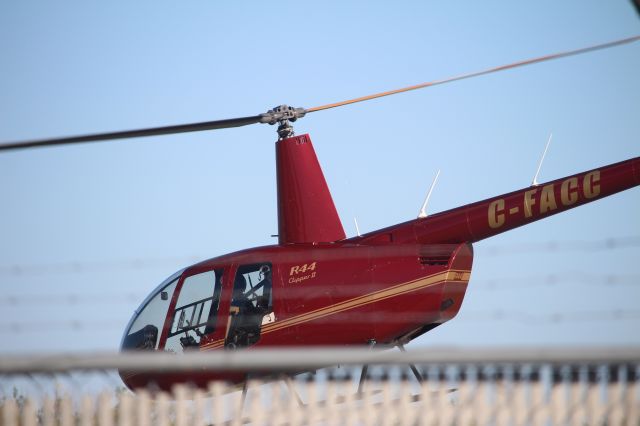 Robinson R-44 (C-FACC)