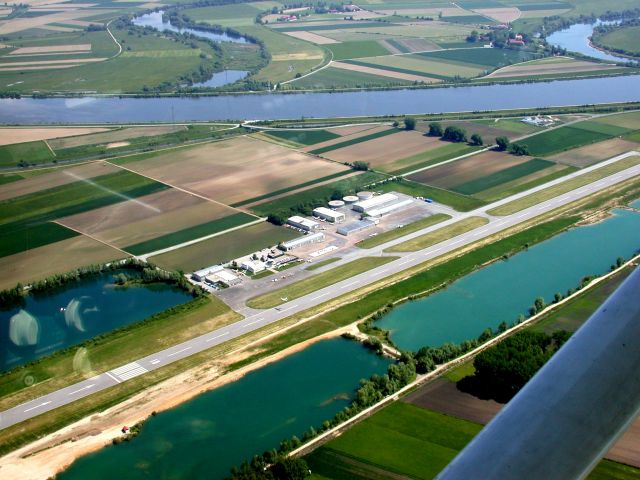 — — - Straubing-Wallmuhle Airport Germany
