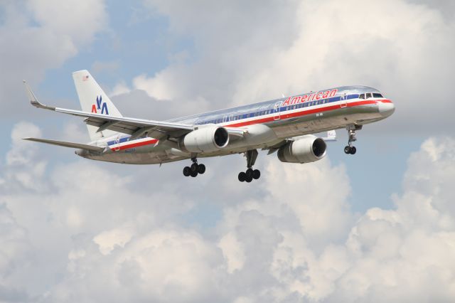 BOEING 767-300 (N622AA)