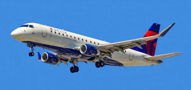 EMBRAER 175 (long wing) (N274SY) - N274SY  Delta Connection  Embraer ERJ-175LR (ERJ-170-200 LR) s/n 17000736 SkyWest -Las Vegas - McCarran International Airport (LAS / KLAS)br /USA - Nevada June 8, 2021br /Photo: Tomás Del Coro   