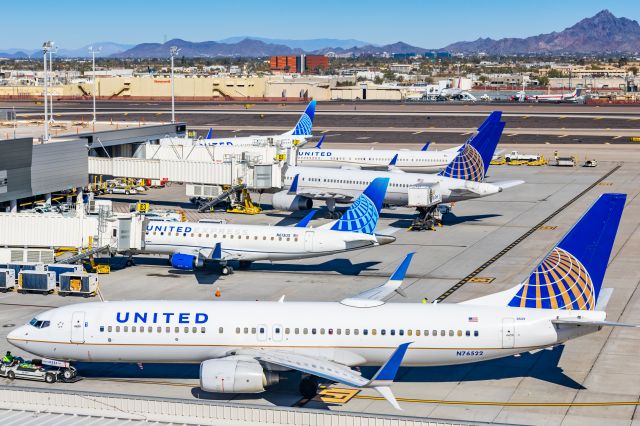 Boeing 737-900 (N76522) - A United Airlines 737-900 pushing back from a packed Terminal 3 north concourse at PHX on 2/10/23 during the Super Bowl rush. Taken with a Canon R7 and Canon EF 100-400 II L lens.