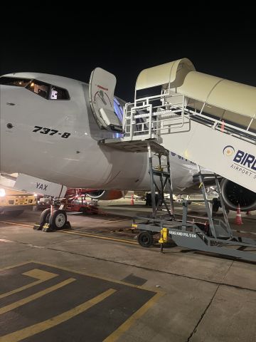 Boeing 737 MAX 8 (VT-YAX) - Boarding by airbridge 