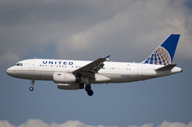 Airbus A319 (N835UA)