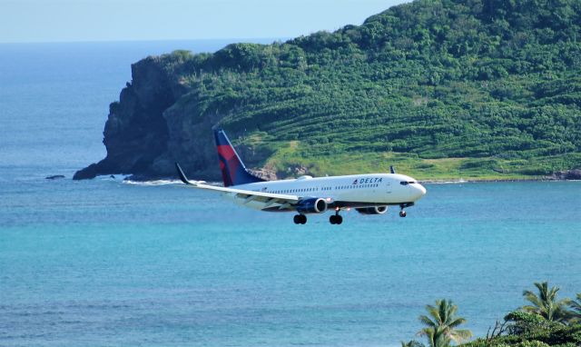 Boeing 737-800 (N3734B)