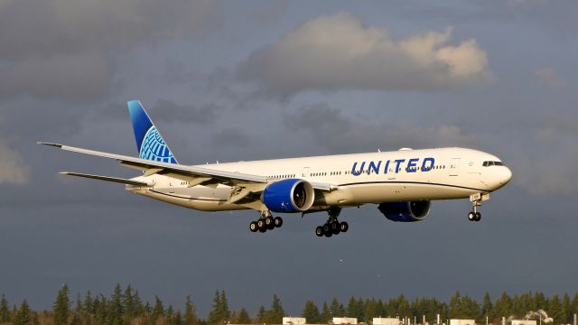 BOEING 777-300 (N2251U) - BOE771 on final to Rwy 16R to complete a C1 flight on 1.26.20. (B777-322(ER) / ln 1643 / cn 66591).