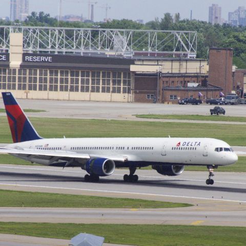 Boeing 757-200 — - Delta 752 Landing 12L KMSP.