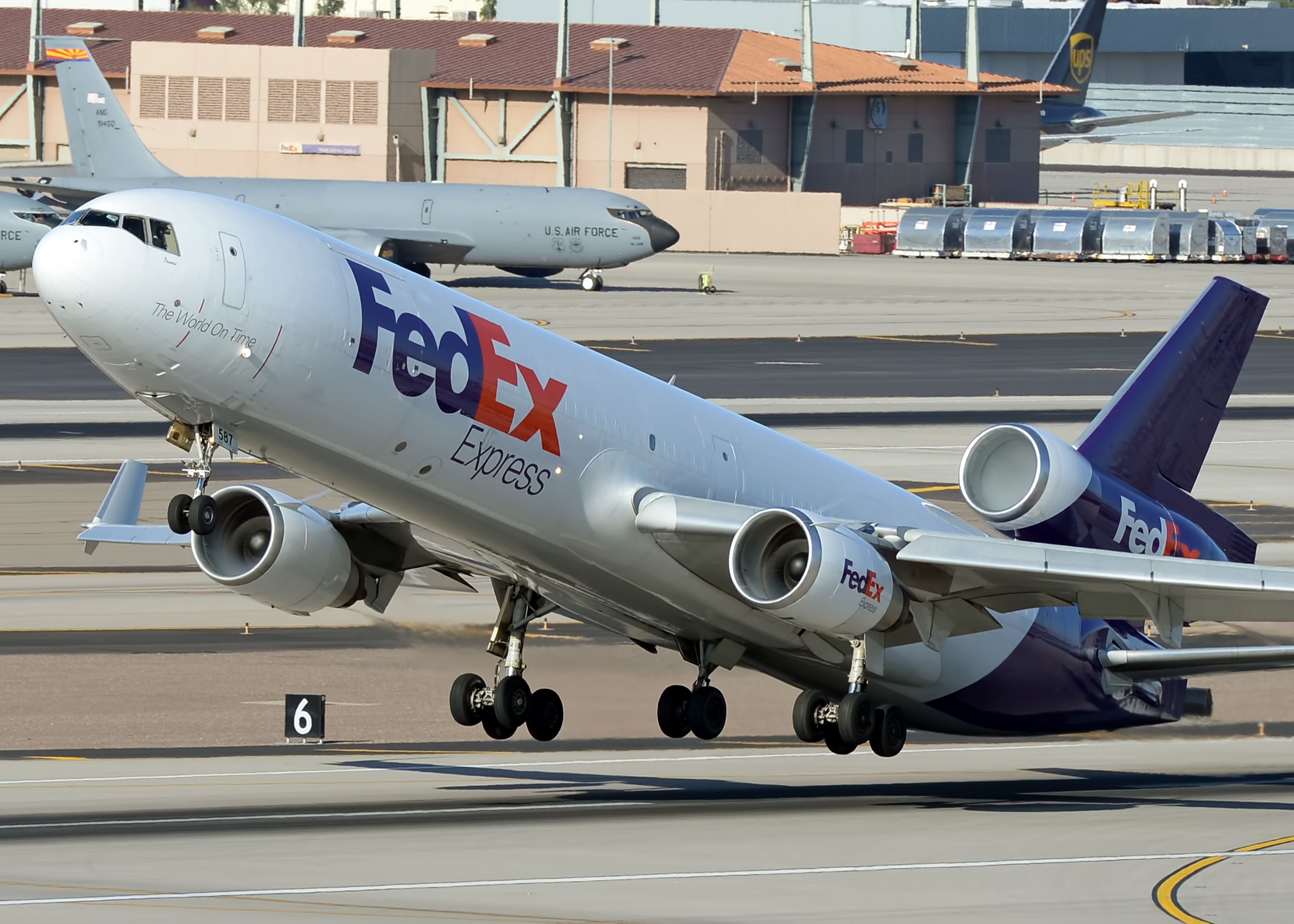 Boeing MD-11 (N587FE)