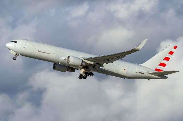 BOEING 767-300 (N381AN)