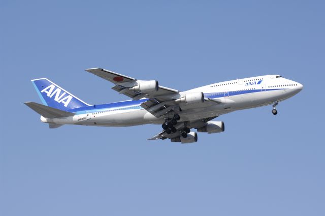 Boeing 747-400 (BON8966) - Final Approach to Haneda Intl Airport  R/W16L on 2010/5/16
