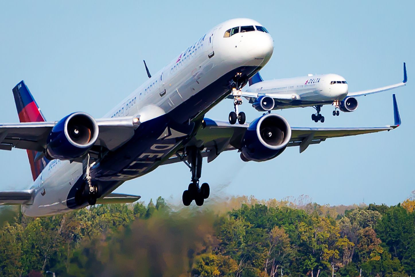 Boeing 757-200 (N544US) - DAL B752 N544US departing Detroit-Metro 21R with sister B763 N169DZ arriving on 21L