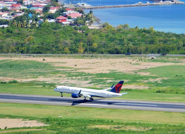 Boeing 757-200 (N667DN)