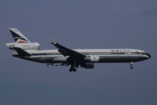 Boeing MD-11 (N807DE) - Final Approach to Narita Intl Airport Rwy16R on 1998/10/10